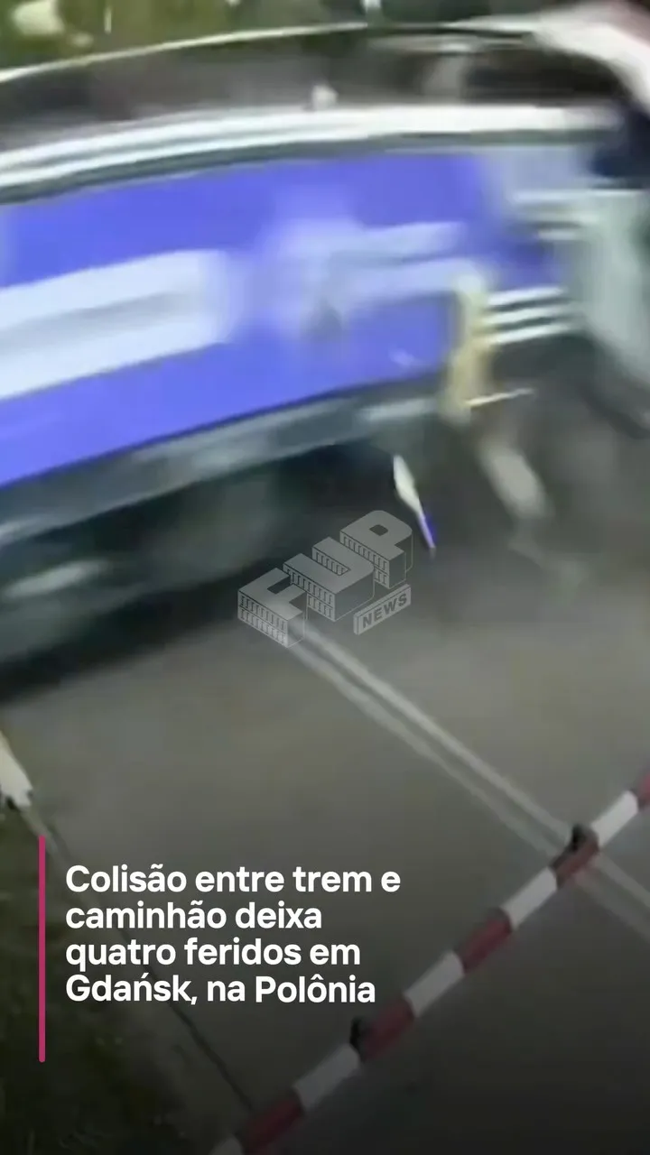 Uma colisão entre um trem de passageiros e um caminhão deixou quatro pessoas feridas nesta quinta-feira (3), em Gdańsk, na Polônia. O caminhão ficou preso entre as cancelas antes de ser atingido pelo 