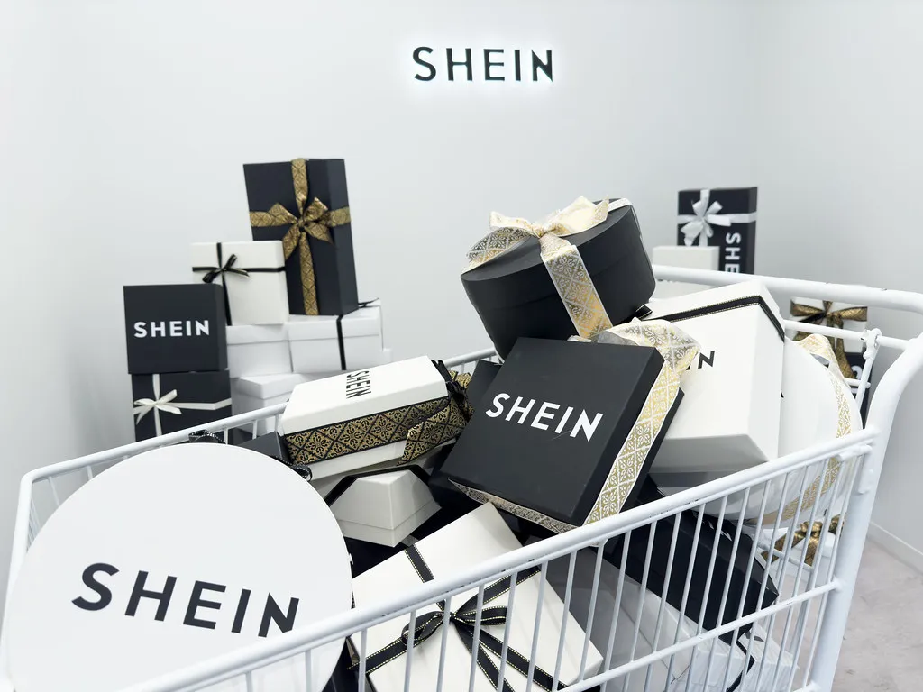 Shein abre 850 vagas no Brasil enquanto alta dos custos logísticos pressiona lucro