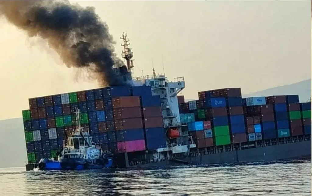 Porta-contêineres afunda no Estreito de Ormuz em meio a nova onda de ataques contra navios