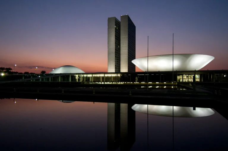 Fim da escala 6x1 é aprovado no Brasil e coloca produtividade e custos trabalhistas no centro do debate econômico