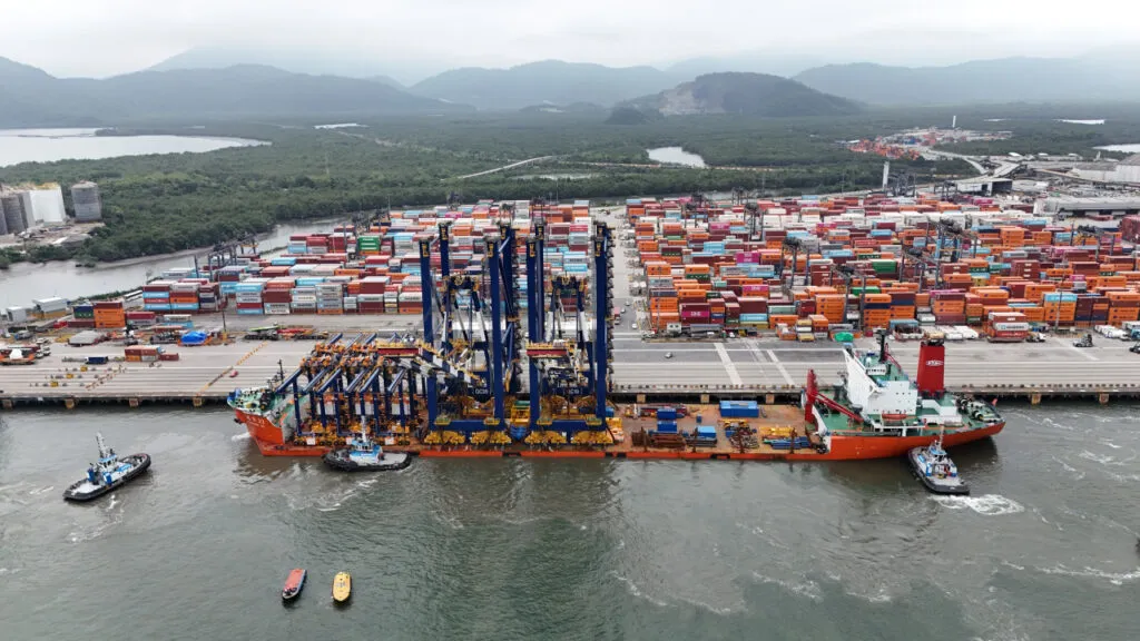 DP World recebe novos guindastes e eleva capacidade do terminal de Santos em 21%