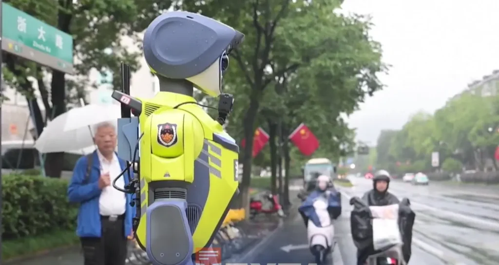Robôs de trânsito ganham novas funções e passam a patrulhar ruas na China