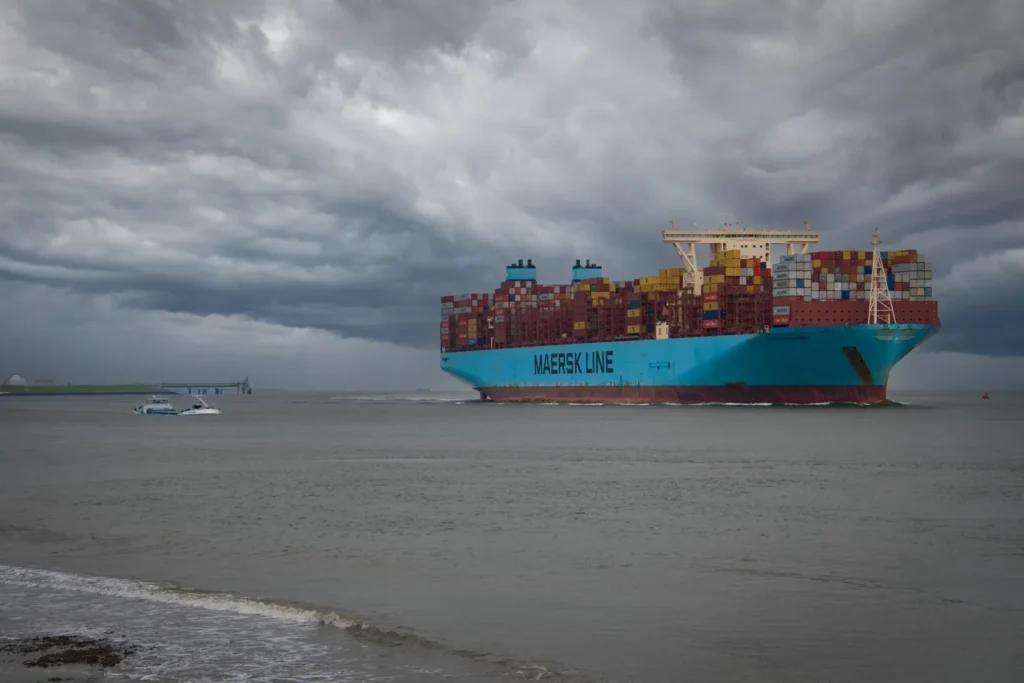 Seca reduz nível de hidrovias na Holanda e Maersk aplica sobretaxa ao transporte de contêineres