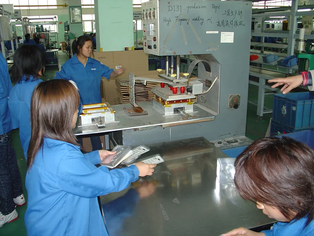 Lucros industriais da China desaceleram com demanda interna enfraquecida