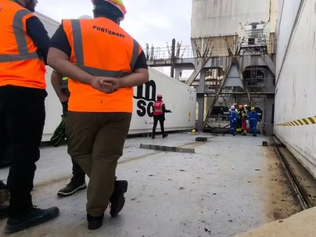 Trabalhador morre prensado por contêiner em navio no Porto de Navegantes