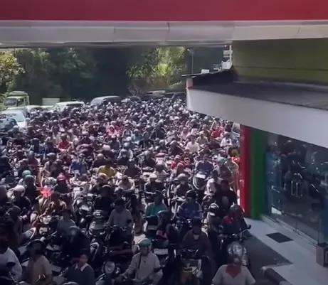 Falta de combustível em Bali causa filas e afeta transporte e comércio em meio à guerra de EUA e Israel contra o Irã